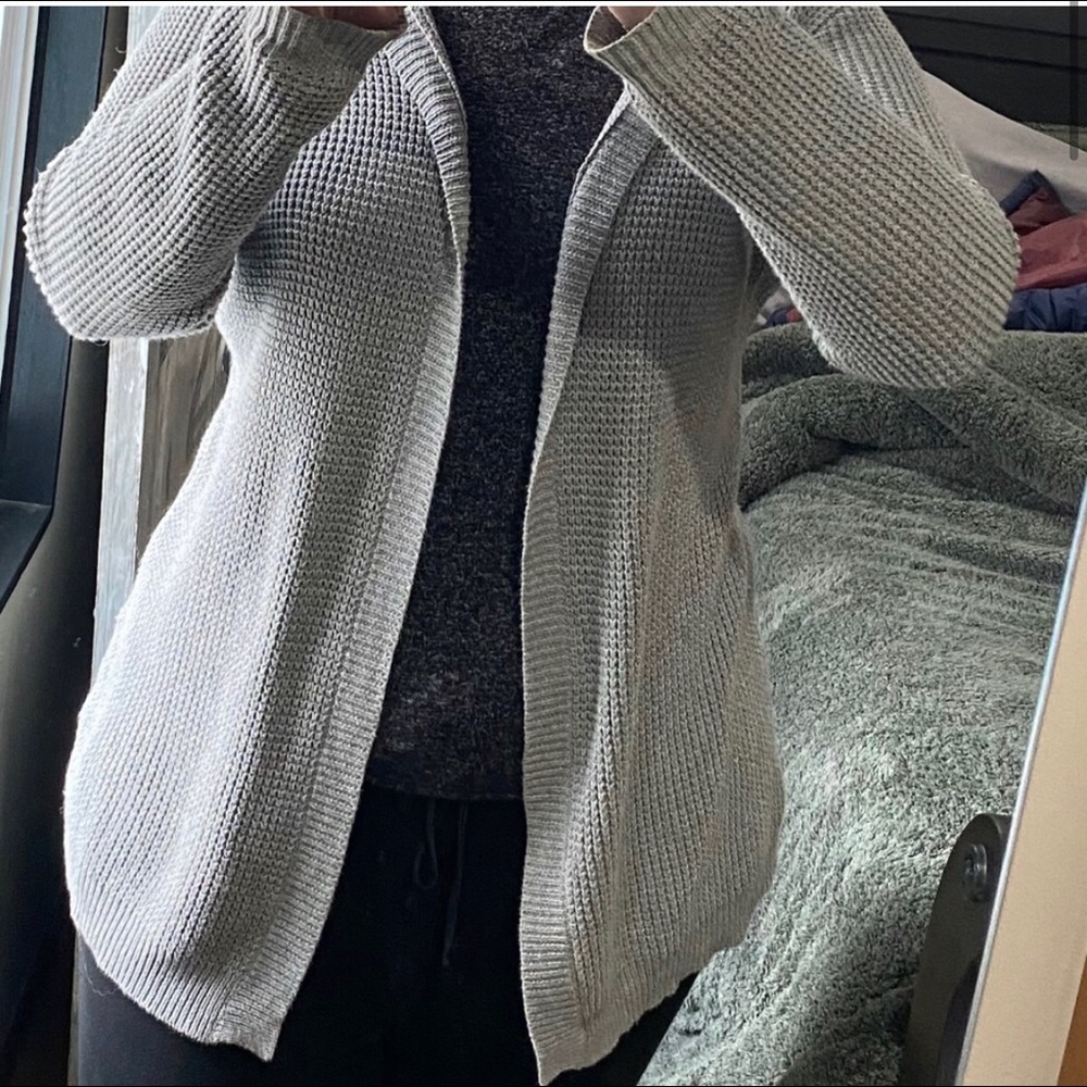 ❄️Gray waffle knit hooded sweater.